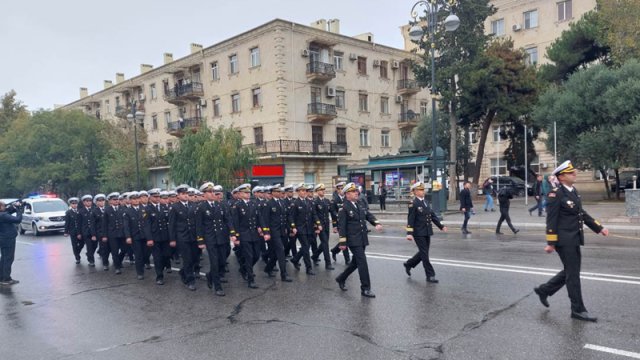 Bakıda hərbi orkestrin müşayiəti ilə yürüş keçirildi