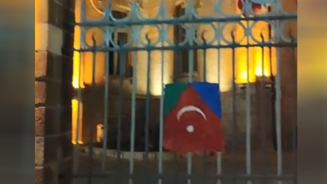 Təbrizdə dövlət binalarına Güney Azərbaycanın bayrağı asılır - VİDEO