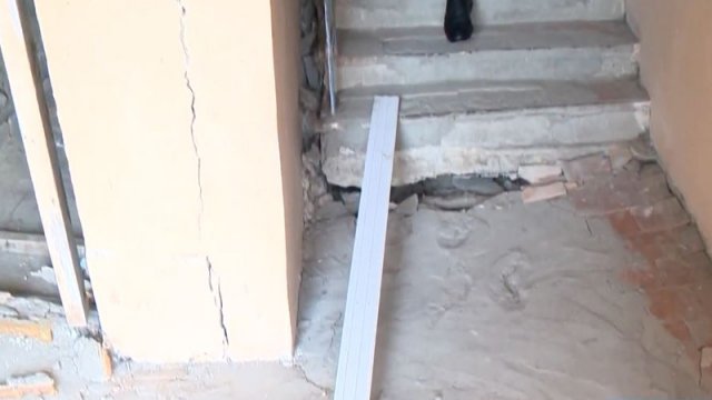 Evinə girəndə və çıxanda qorxu içində yaşayanlar: Xırdalanda bu bina hər an çökə bilər - VİDEO