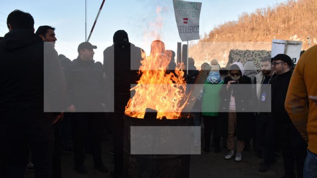 Aksiya iştirakçıları Laçın yolunda gecəyə hazırlaşır, əraziyə işıq çəkilir - FOTO/VİDEO