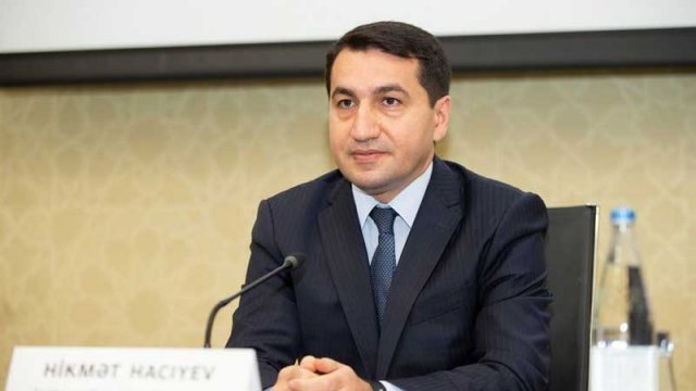 Hikmət Hacıyev: “Laçın yolunu azərbaycanlı etirazçılar deyil, Rusiya sülhməramlıları bağlayıb”