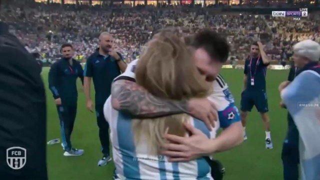 Lionel Messi qələbədən sonra anası ilə - VİDEO