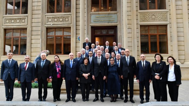 İlham Əliyev Qərbi Azərbaycan İcmasının binasında - FOTOLAR