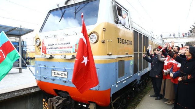Azərbaycanda dəmir yolu ilə Türkiyəyə 25 konteyner yardım yola salındı - FOTOLAR