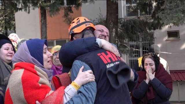 İHH Humanitar Yardım Fondu 5 min 852 nəfərlik heyəti ilə zəlzələ bölgəsində - FOTO/VİDEO