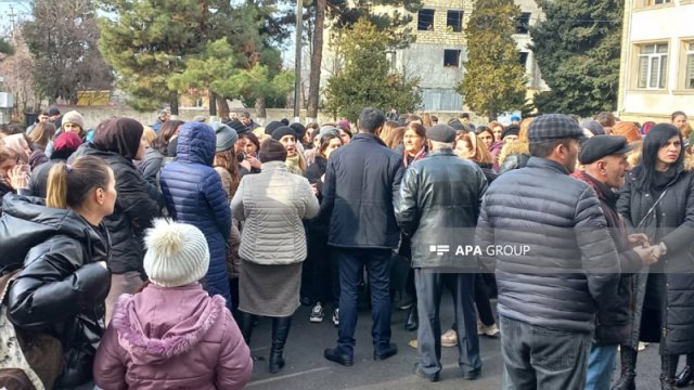 Üç gün əvvəl təyin olunan direktora görə müəllim və valideynlər ayağa qalxdı - FOTOLAR