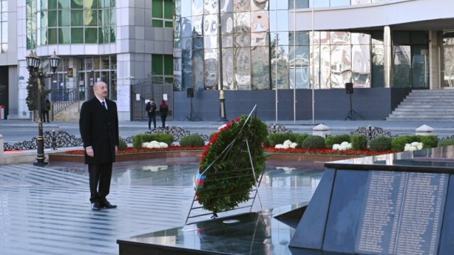 Prezident Xocalı soyqırımı abidəsini ziyarət etdi - FOTOLAR
