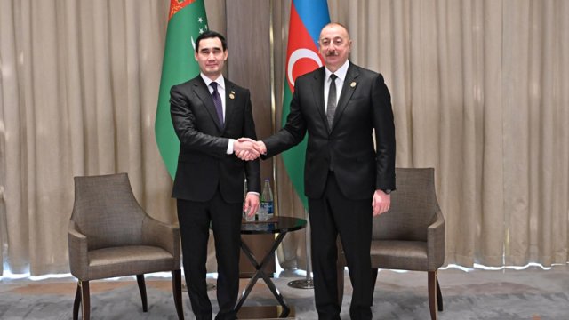 Prezident türkmənistanlı həmkarı ilə görüşdü