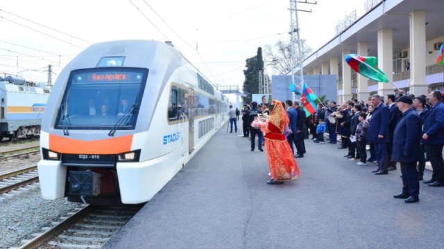 Bakı-Ağstafa-Bakı sürət qatarını ağstafalılar böyük coşğu ilə qarşıladıxa0 - FOTOLAR