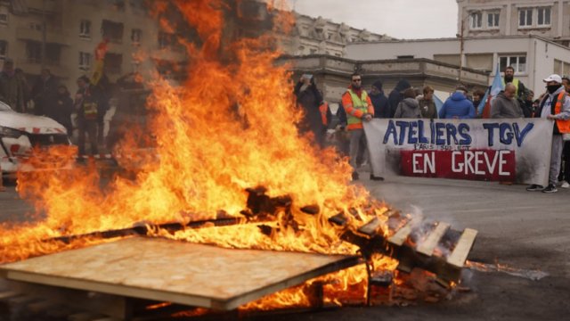 Parisdə etirazçılar Makronun istefasını tələb edirlər