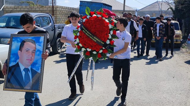 Faciəvi şəkildə ölən müəllimi şagirdləri yola saldı... - FOTO
