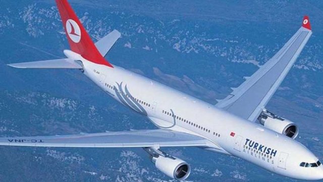 Türk Hava Yolları təyyarəsində kabin heyətinə hücum edildi: Təcili eniş etdilər