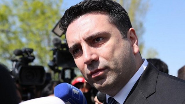 Ermənistan parlamentinin sədri İrəvanda vətəndaşın gözünə tüpürüb