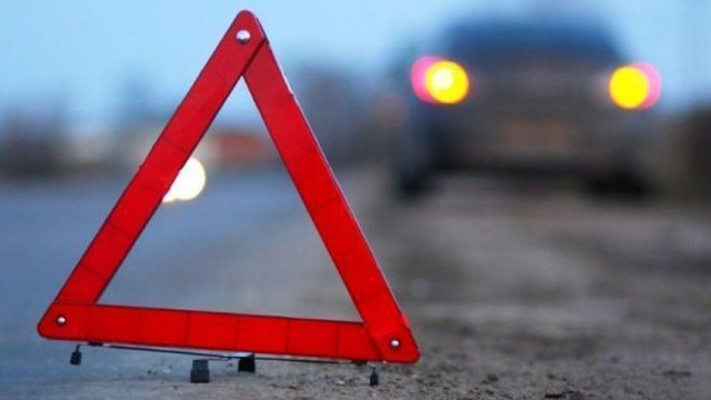 Yevlaxda iki avtomobil toqquşub, ölən var