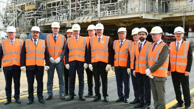 Prezident “Azəri-Mərkəzi-Şərqi” platformasının üst modullarının dənizə rəmzi yola salınması mərasimində iştirak edib