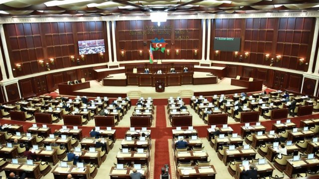 Milli Məclisin plenar iclası başlayıb, gündəlikdə 20 məsələ var