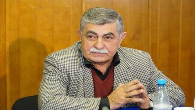 Teatrşünas-tənqidçi: 