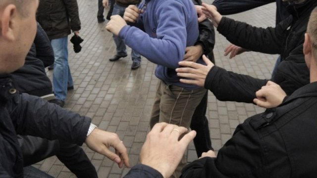 Bakıda üç universitetin tələbələri arasında dava - Bıçaqlanan var