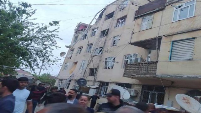 Biləsuvarda binada partlayış: Tələfat var - VİDEO