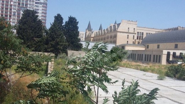 Milli Məclisin yanında 13 milyona torpaq satılır - FOTO