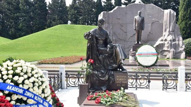 Prezident akademik Zərifə xanım Əliyevanın məzarını ziyarət etdi