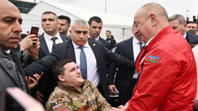 Prezidentin qucaqladığı qazi kimdir? - 