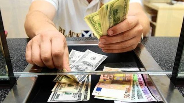 Azərbaycanda dollara təlabat artıb? - AÇIQLAMA
