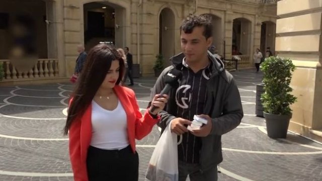 Salfet sataraq ailəsini dolandıran şəxs: “Gözləri görməyən həyat yoldaşım mənə güc verir” - VİDEO