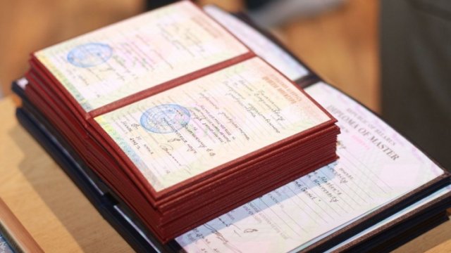 Nazirdən qırmızı diplomlu şəxslərlə bağlı AÇIQLAMA