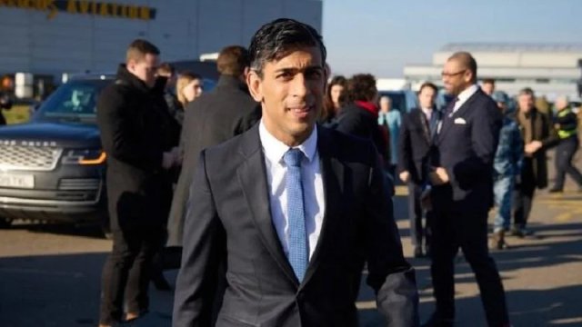 Britaniyanın baş naziri erotik romanların pərəstişkarı olduğunu etiraf etdi