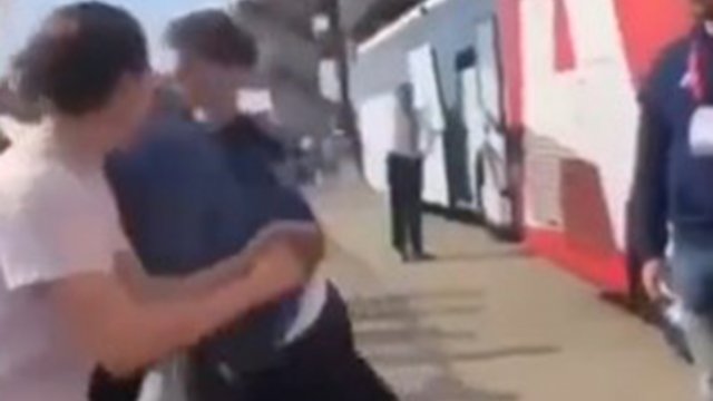 Futbolçu azarkeşi yumruqladı - VİDEO
