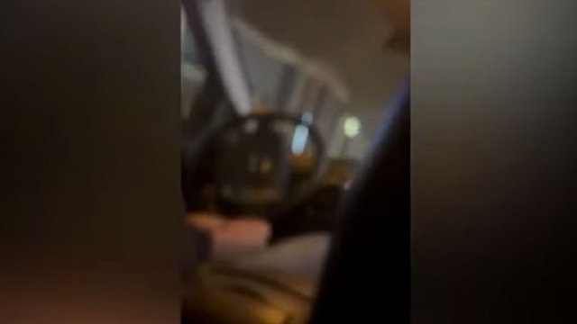 Sərnişinin əlindən mobil telefonunu alıb, onu maşından itələdi - VİDEO