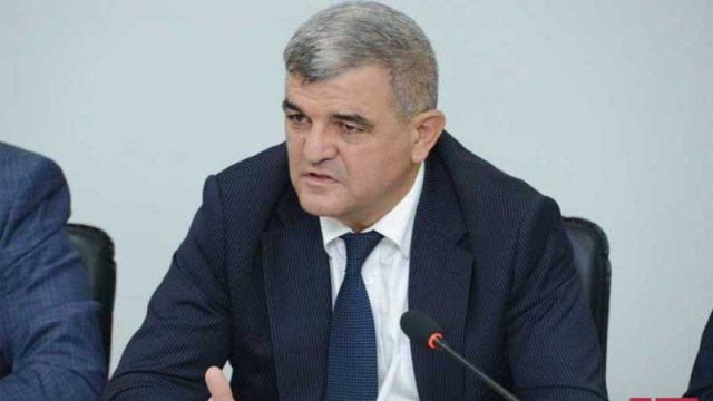 Fazil Mustafa 2 aydan sonra Milli Məclisin iclasına qatıldı