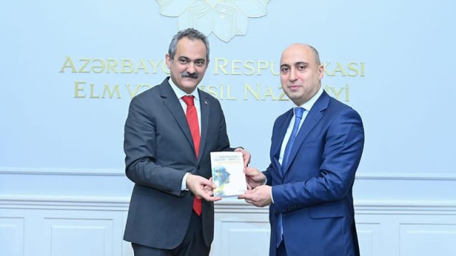 Emin Əmrullayevdən keçmiş həmkarı ilə bağlı paylaşım