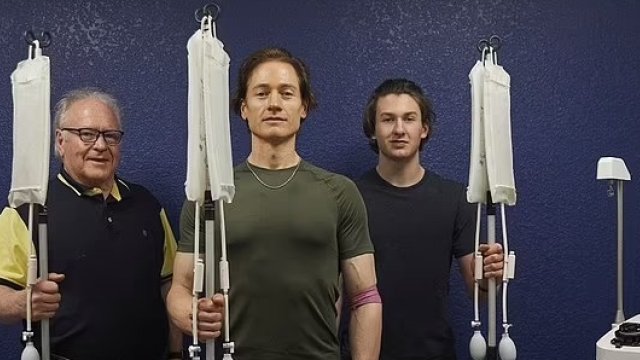 Milyonçunun gənc qalmaq üçün atdığı addım hər kəsi şoka saldı - 17 yaşlı oğlunun…