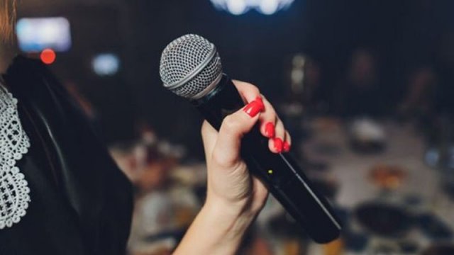 Azərbaycanda toyda müğənniyə əxlaqsızlıq təklif edildi, qadın döyüldü