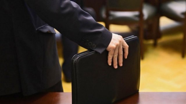 Azərbaycanlı biznesmenə görə nazir müavini işdən qovuldu