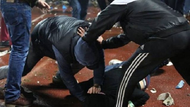 Bakıda məktəbin həyətində kütləvi dava