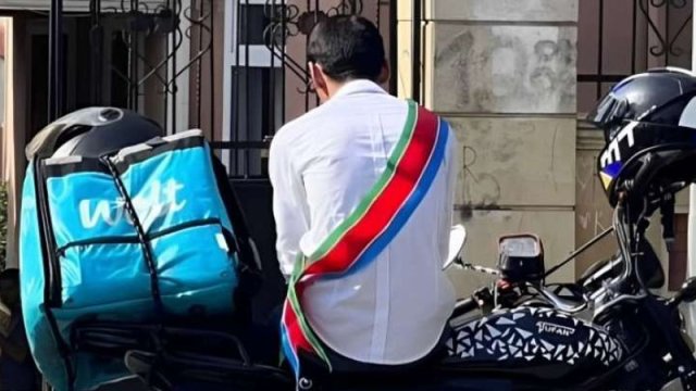 Fotosu ilə gündəm olan məzun kimdir? - VİDEO