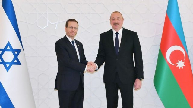 İlham Əliyevin hədiyyə etdiyi xalça İsrail prezidentinin iş otağını bəzəyir - FOTO