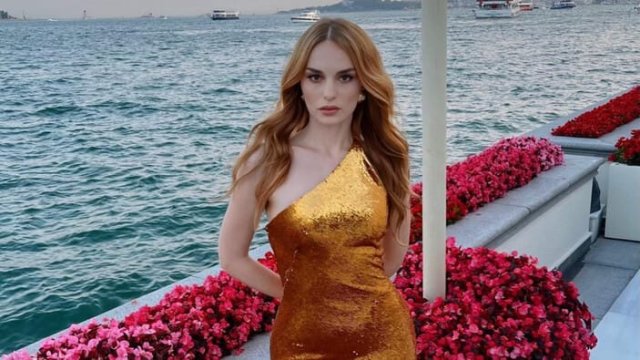 Aktrisa özünü qızıla bənzətdi
