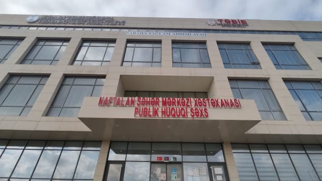 Naftalanın mərkəzi xəstəxanası ilə keçmiş işçisi üz-üzə