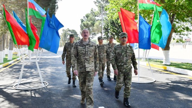 Prezident MN-in komando hərbi hissələrinin birində yaradılan şəraitlə tanış oldu - YENİLƏNİB/FOTO