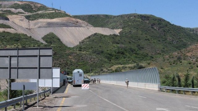 Mülki ermənilər Laçındakı sərhəd-buraxılış məntəqəsindən sərbəst keçirlər - VİDEO