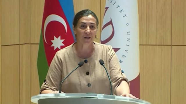 İmtahanda 59 bal toplayan şəhid anasının çıxışı maraqla qarşılandı - VİDEO