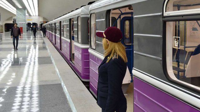 Metroda halı pisləşən sərnişin vəfat etdi