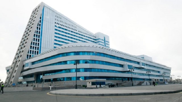 Yeni Klinika vergi borcu olan şirkəti qalib etdi