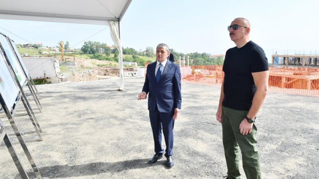 Prezident Şuşada məktəbin tikintisi ilə tanış olub - YENİLƏNİB/FOTO