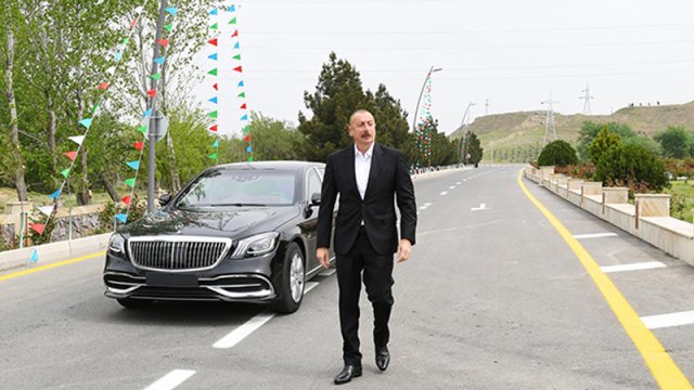 Prezident bölgələrə səfər edəndə maşını niyə özü sürür?