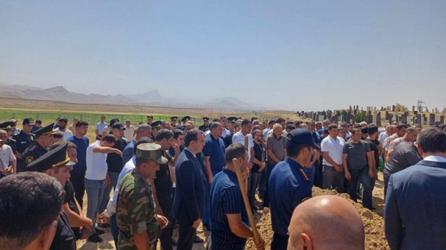 Göldə batan şəxsləri xilas etməyə çalışarkən ölən polis dəfn olundu - FOTO